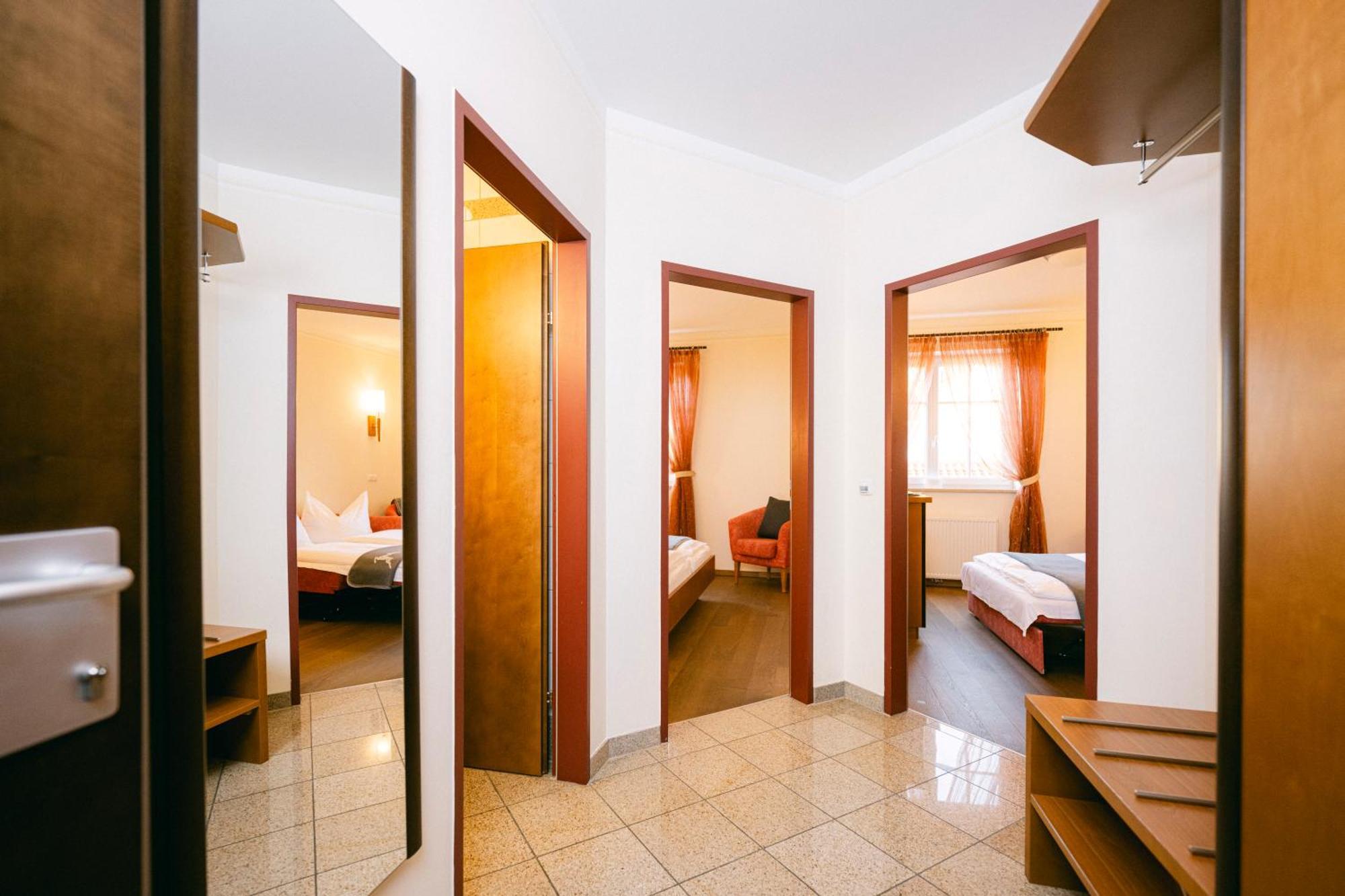 סטראסוואלכן Gasthof Hotel Jaegerwirt מראה חיצוני תמונה