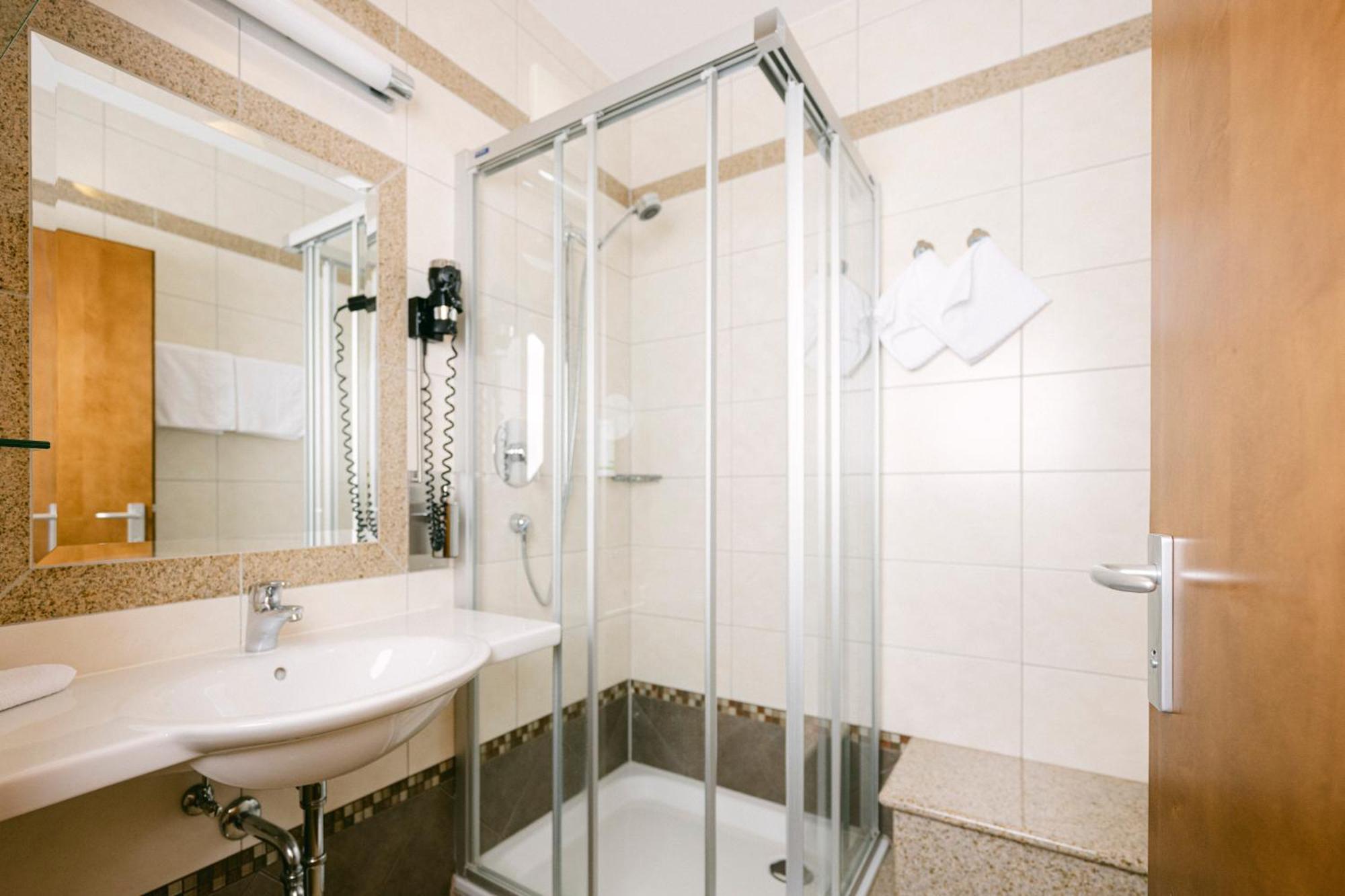 סטראסוואלכן Gasthof Hotel Jaegerwirt מראה חיצוני תמונה