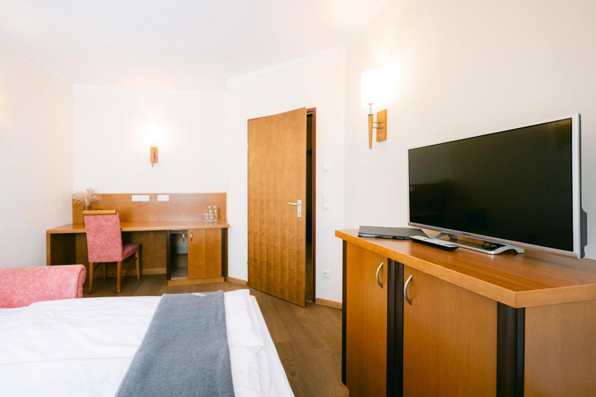 סטראסוואלכן Gasthof Hotel Jaegerwirt מראה חיצוני תמונה
