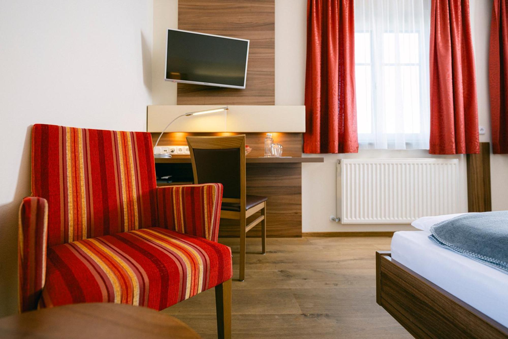 סטראסוואלכן Gasthof Hotel Jaegerwirt מראה חיצוני תמונה