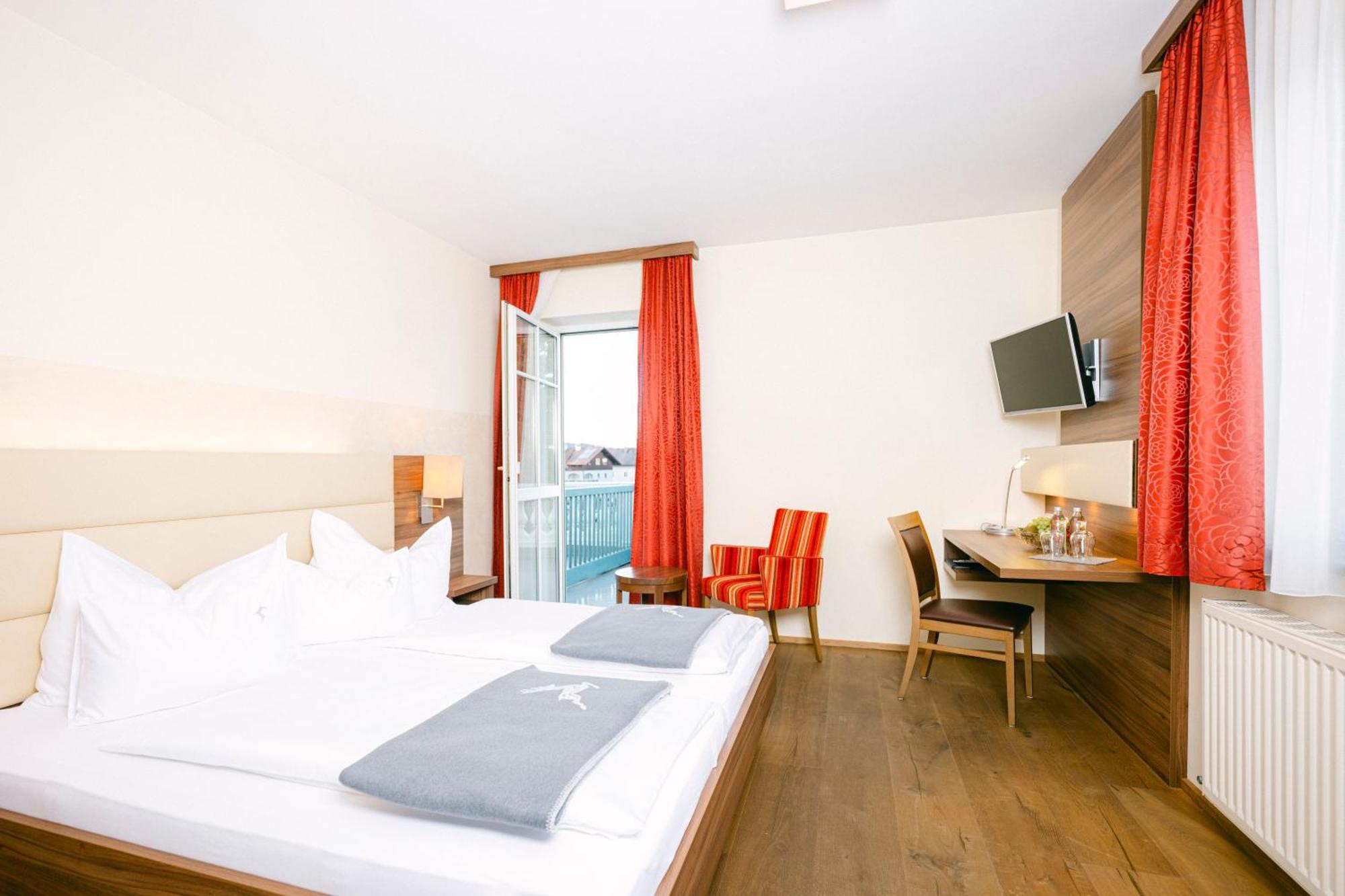 סטראסוואלכן Gasthof Hotel Jaegerwirt מראה חיצוני תמונה