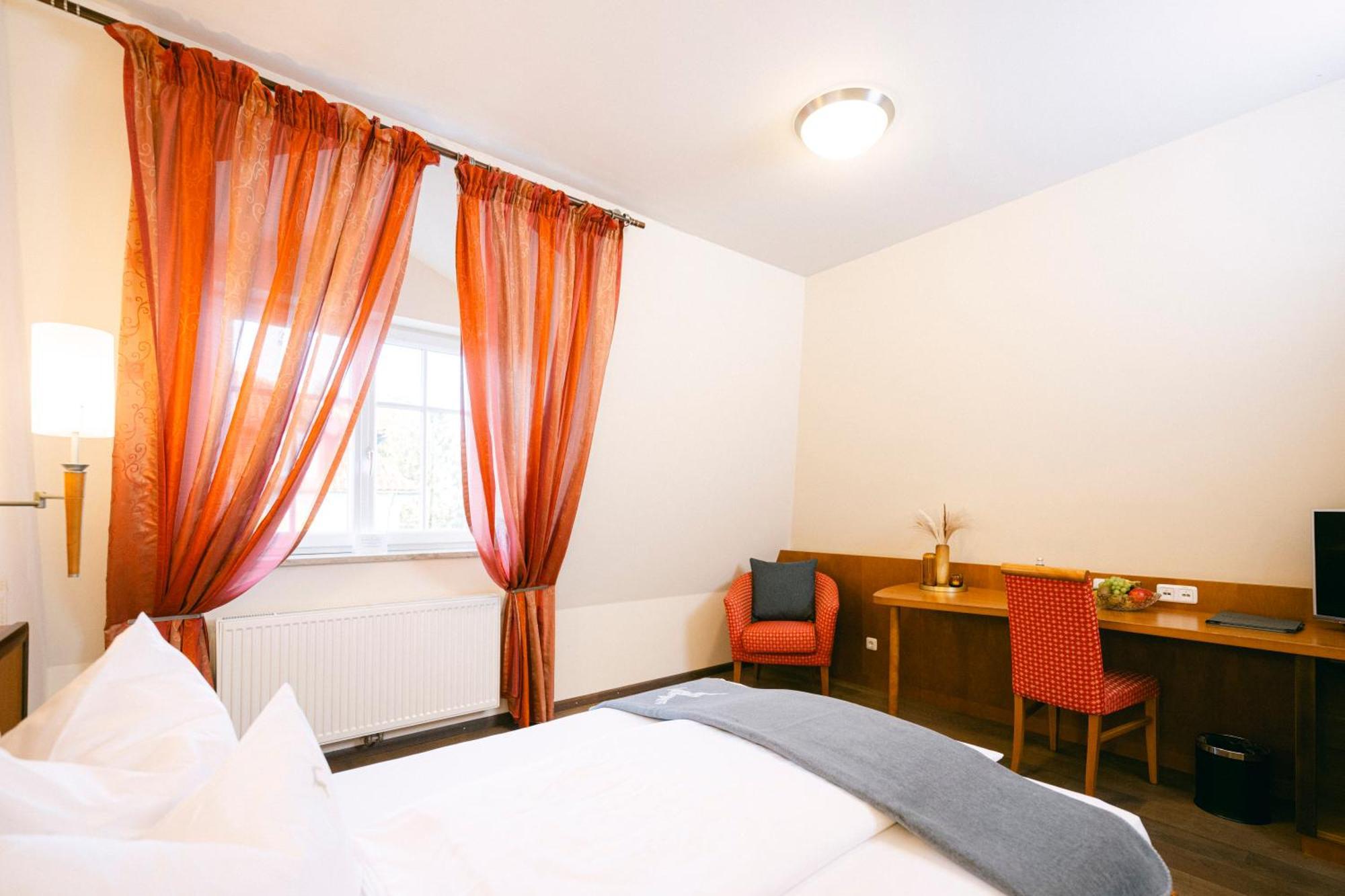 סטראסוואלכן Gasthof Hotel Jaegerwirt מראה חיצוני תמונה