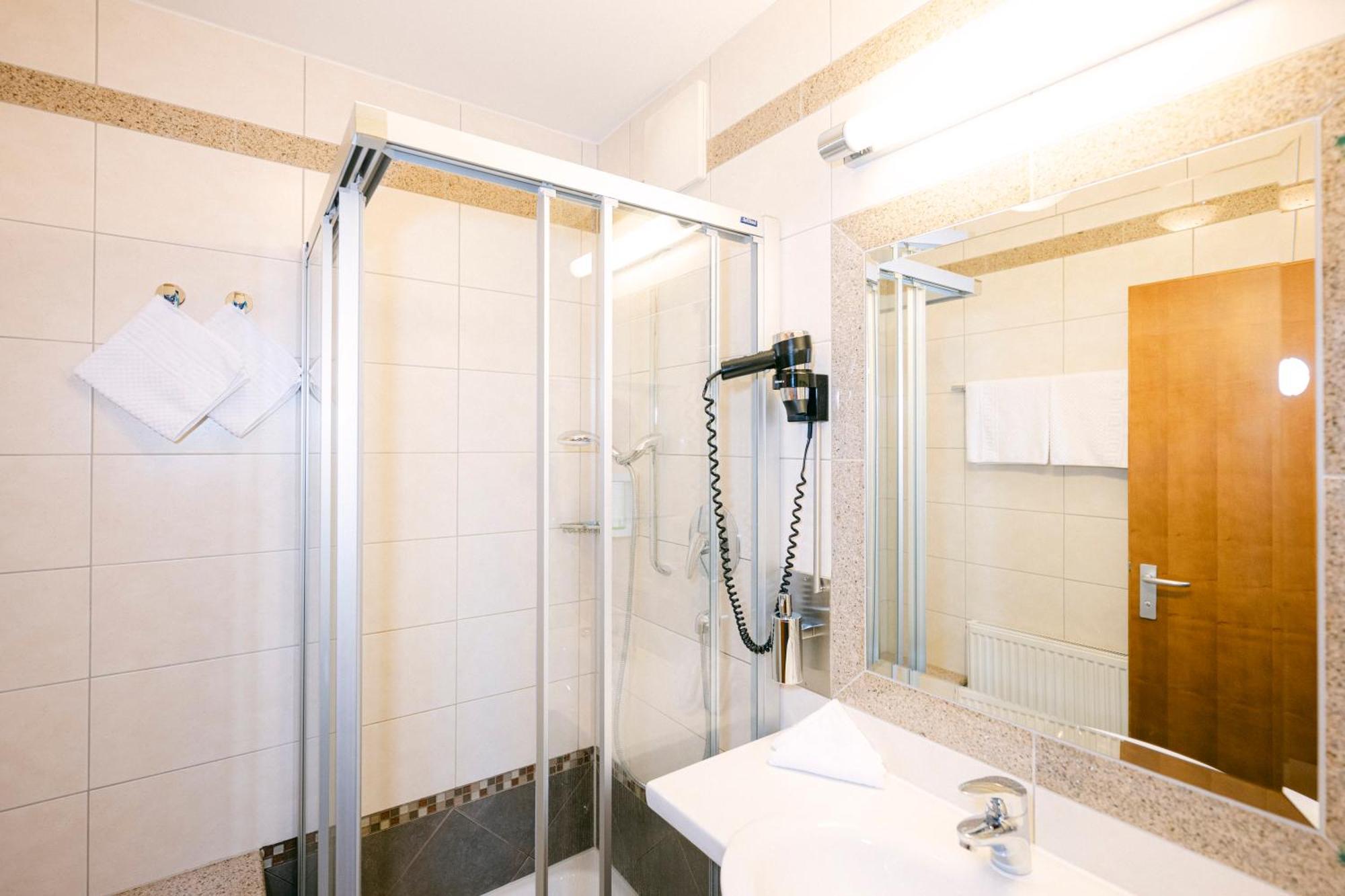 סטראסוואלכן Gasthof Hotel Jaegerwirt מראה חיצוני תמונה
